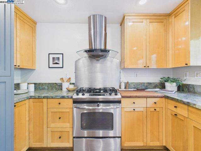 4418 Virginia Ave, Oakland CA: https://media.crmls.org/mediaz/4f772bd6-3be4-4438-820e-211f1529ff82.jpg