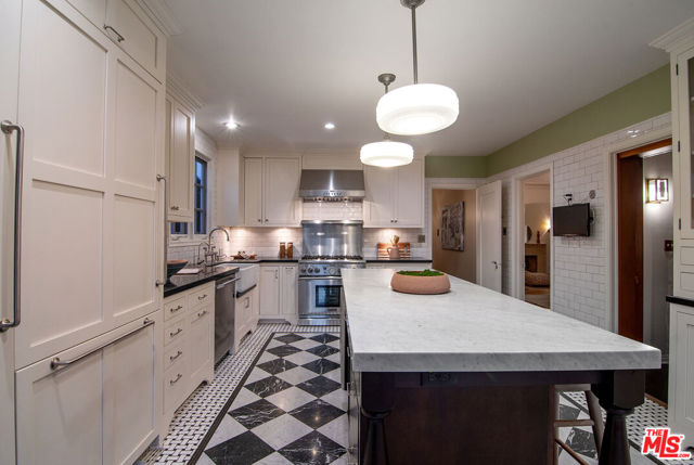 503 N Plymouth Boulevard, Los Angeles CA: https://media.crmls.org/mediaz/4f7858dc-a239-4de5-96da-b5d95b3a7694.jpg
