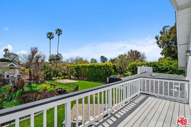 400 Chautauqua Boulevard, Pacific Palisades CA: https://media.crmls.org/mediaz/4f78b47d-d881-4e4a-999b-b70308003568.jpg