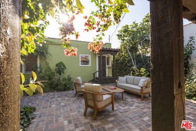 3010 11th Avenue, Los Angeles CA: https://media.crmls.org/mediaz/4f795803-165a-442d-af5e-998e96093ca4.jpg