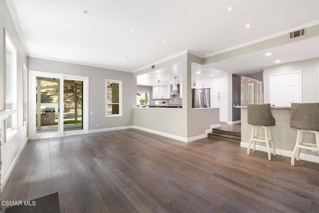 11554 Chestnut Ridge Street, Moorpark CA: https://media.crmls.org/mediaz/4f7a67ce-9fa5-409c-bda3-fca007e2de3a.jpg