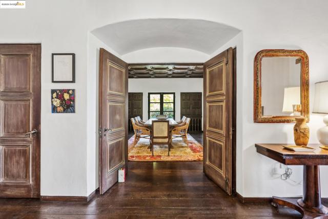 6801 Estates Dr, Oakland CA: https://media.crmls.org/mediaz/4f7a7061-a873-44fd-a1e1-a1020d9866c4.jpg