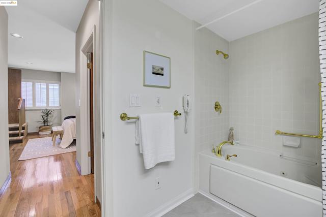 33 Binnacle Hl, Oakland CA: https://media.crmls.org/mediaz/4f7ac6a7-df02-4ce3-b0c8-4aa84f9bbe89.jpg