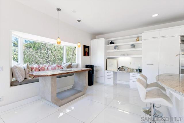 6617 Muirlands Dr, La Jolla CA: https://media.crmls.org/mediaz/4f7bbb6c-7300-4d9b-b367-fc7f4866b008.jpg