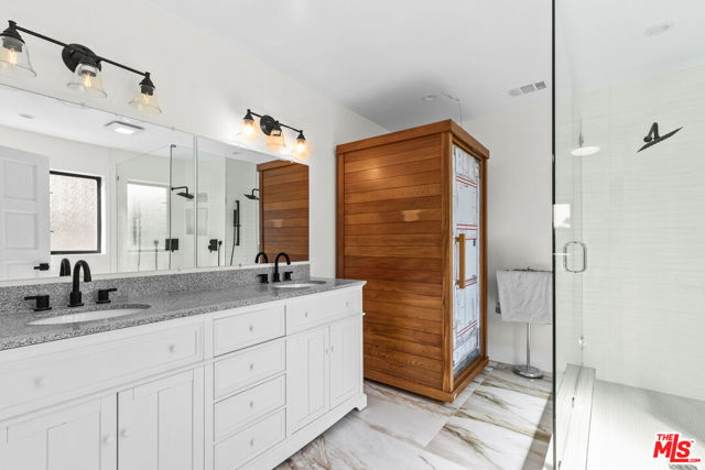 941 Yale Street, Santa Monica CA: https://media.crmls.org/mediaz/4f7c1245-5d36-4da8-b67f-d350a345cb15.jpg