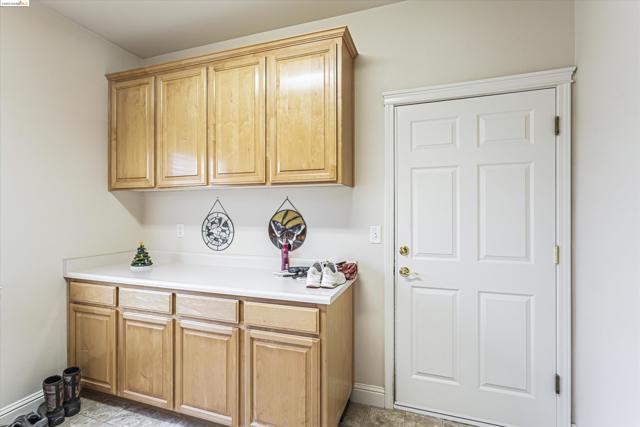 Image 27 of 40 For 8585 Whispering Oaks Rd