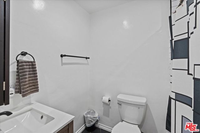 11710 Hartsook Street, Valley Village CA: https://media.crmls.org/mediaz/4f7d75eb-cb2e-43f5-9cb5-b3ddbf7c0a08.jpg