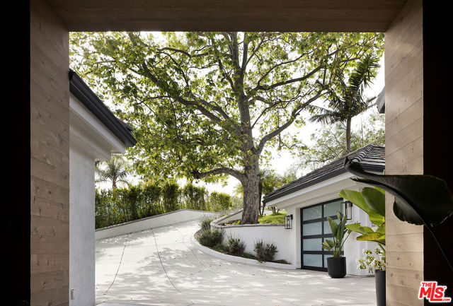 28902 Verde Mesa Lane, Malibu CA: https://media.crmls.org/mediaz/4f7df562-8253-4213-ad2c-b4eeaf9c5593.jpg