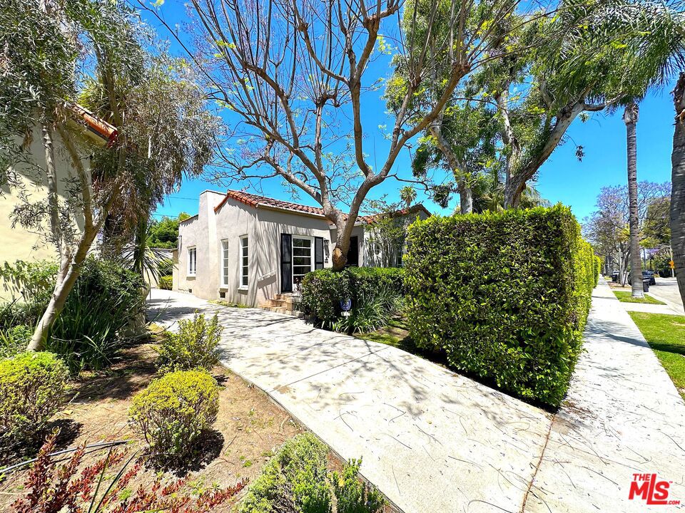 9019 Rosewood Avenue