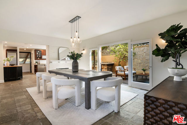 3908 Fairway Avenue, Studio City CA: https://media.crmls.org/mediaz/4f7e5616-428e-42ac-9aa9-927b693df40d.jpg