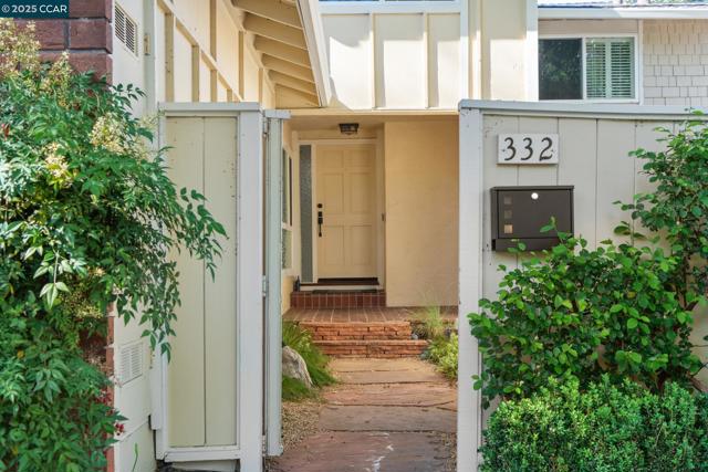 332 Kinross Dr, Walnut Creek CA: https://media.crmls.org/mediaz/4f7f1d4e-e048-4b92-89fd-6643d6c0ac04.jpg