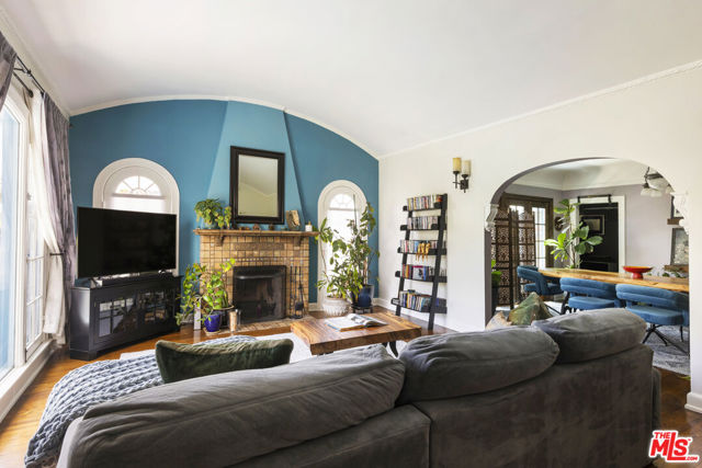 1569 S Orange Grove Avenue, Los Angeles CA: https://media.crmls.org/mediaz/4f7f6d37-723b-415a-9c8e-d27e1e333a18.jpg