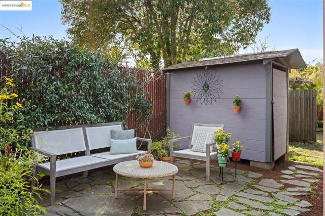 1130 Derby St, Berkeley CA: https://media.crmls.org/mediaz/4f7f81e6-04e3-41f3-88ea-e4ea0f041fc3.jpg