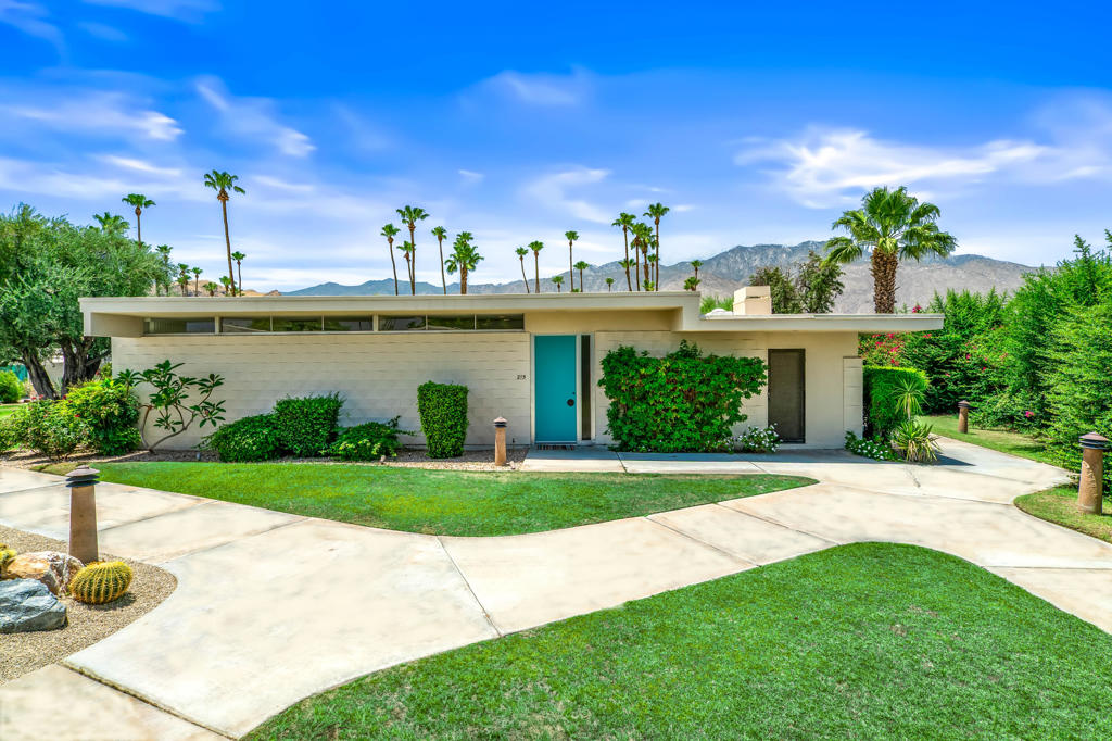 215 Desert Lakes Drive