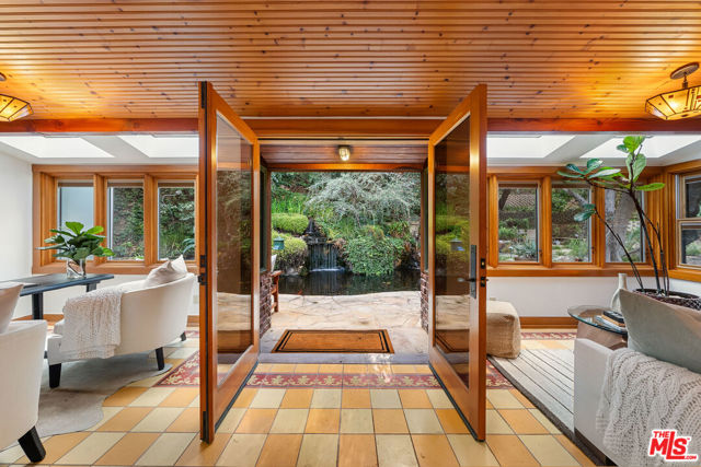 5045 Oakdale Avenue, Woodland Hills CA: https://media.crmls.org/mediaz/4f81863b-18b8-428a-85f4-8e43f1cf4d18.jpg