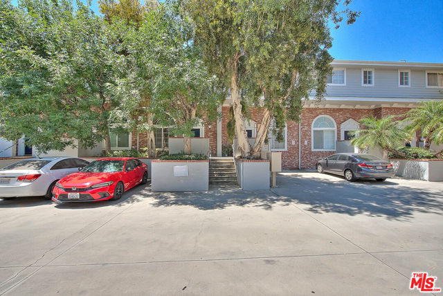 8741 Darby Avenue, Northridge CA: https://media.crmls.org/mediaz/4f8289c4-1cd7-422b-88c1-457c453e895a.jpg