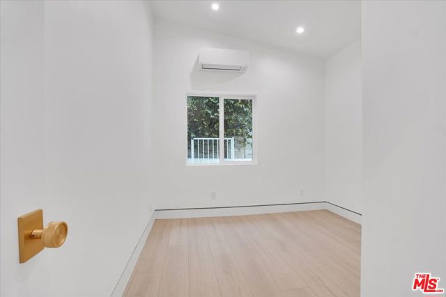5561 1/2 El Canon Avenue, Woodland Hills CA: https://media.crmls.org/mediaz/4f83e9ad-176d-4d7e-9eb0-b22f79aadbf7.jpg