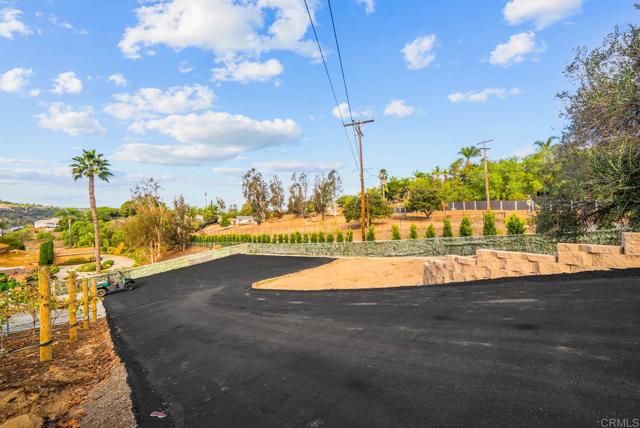 1569 Via Monserate, Fallbrook CA: https://media.crmls.org/mediaz/4f841567-1f0a-4741-9f56-6d334d603710.jpg