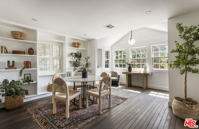 3831 Fernwood Avenue, Los Angeles CA: https://media.crmls.org/mediaz/4f84d580-6ccd-48c6-83a4-f756230e0a8b.jpg