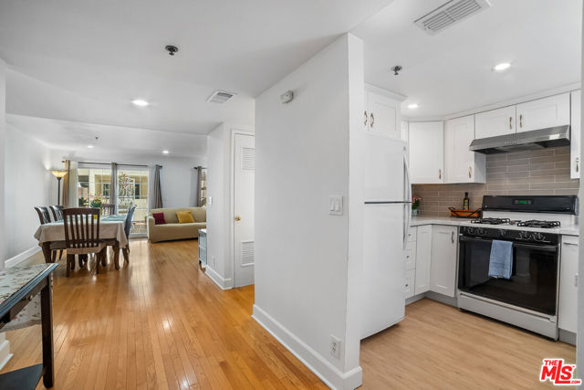 241 Monterey Road, South Pasadena CA: https://media.crmls.org/mediaz/4f851140-6525-4cdc-812e-c54a605b9ad1.jpg