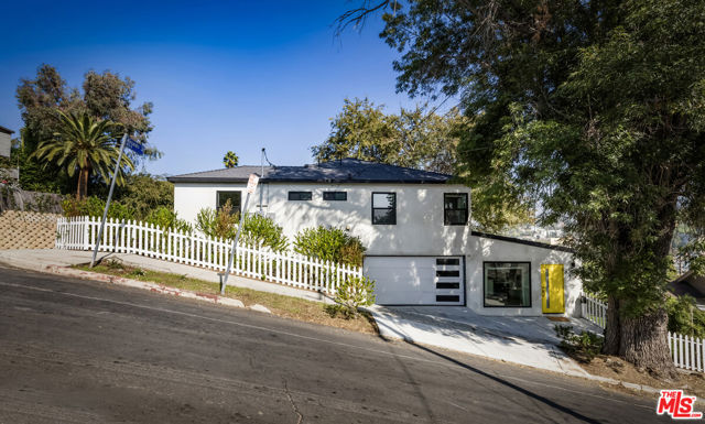 1402 Allesandro Street, Los Angeles CA: https://media.crmls.org/mediaz/4f8539ba-2899-4e9c-a362-a56cf6893bce.jpg