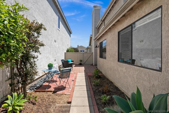 802 Spindrift Ln, Carlsbad CA: https://media.crmls.org/mediaz/4f859491-517a-4112-b2b0-ad0885466c90.jpg