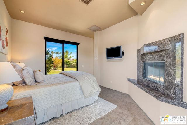 4 Paradise Cove Court, Rancho Mirage CA: https://media.crmls.org/mediaz/4f86033e-4e6d-4940-a80e-1221e7a1daf2.jpg
