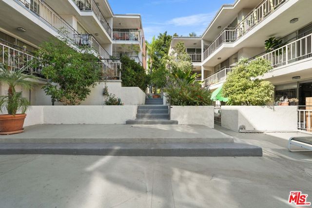 7270 Hillside Avenue, Los Angeles CA: https://media.crmls.org/mediaz/4f862ac4-84e8-452d-a580-659d24723ad6.jpg