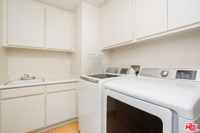 6615 Kentwood Bluffs Drive, Los Angeles CA: https://media.crmls.org/mediaz/4f863e73-8dcc-4078-b429-a9e279ca1df0.jpg