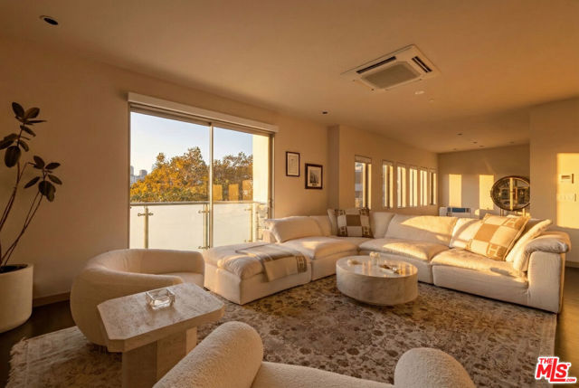 928 N Croft Avenue, Los Angeles CA: https://media.crmls.org/mediaz/4f86af68-8ecb-4853-8fc6-a664222dce2a.jpg