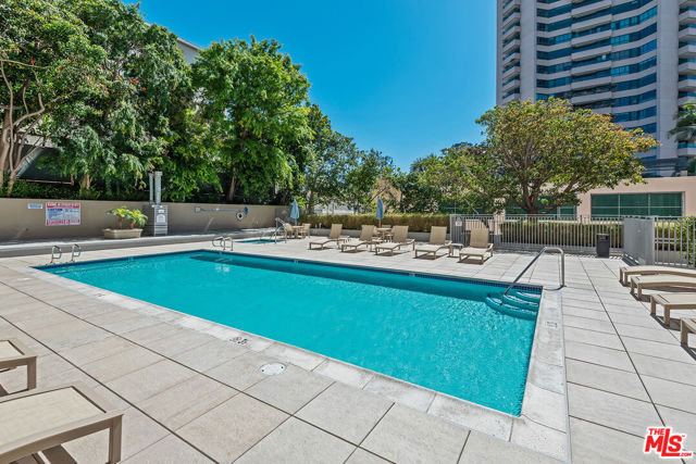 10450 Wilshire Boulevard, Los Angeles CA: https://media.crmls.org/mediaz/4f86b648-8d4a-4792-b68a-4bfba76d7028.jpg