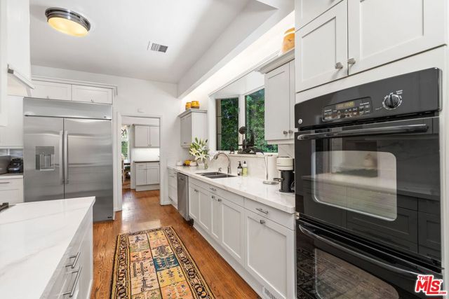 434 S Muirfield Road, Los Angeles CA: https://media.crmls.org/mediaz/4f86e9d8-98c5-40ed-af51-23643188b68f.jpg