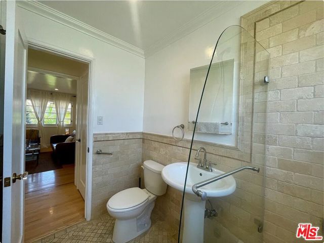 1212 10th Street, Santa Monica CA: https://media.crmls.org/mediaz/4f87ba0e-fbbe-49fc-a695-8cd7dac7c8c8.jpg