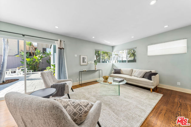 607 Ashland Avenue, Santa Monica CA: https://media.crmls.org/mediaz/4f87d274-4f9b-4eac-bf3f-2cf46851857e.jpg