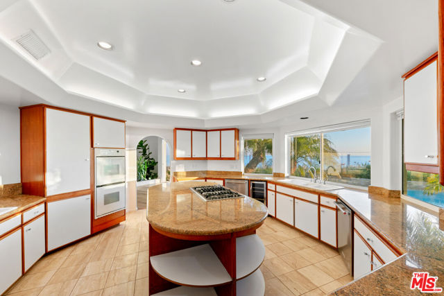 32215 Pacific Coast Highway, Malibu CA: https://media.crmls.org/mediaz/4f87ed27-10ec-4a43-8616-f301fe272a1d.jpg