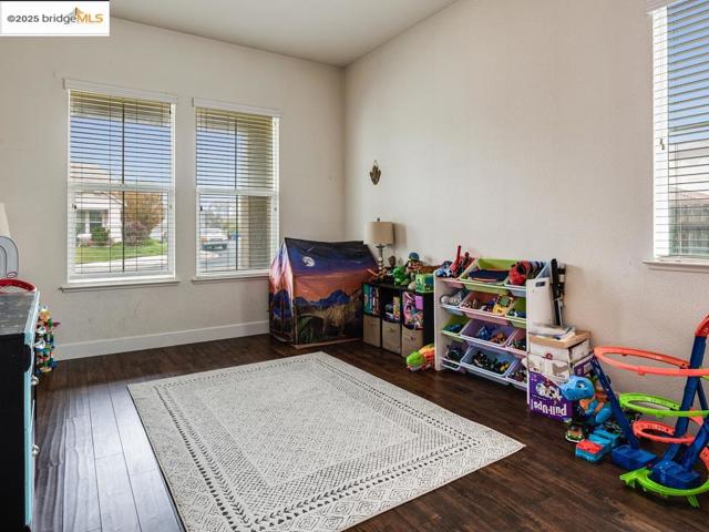 10 Da Vinci Ct, Oakley CA: https://media.crmls.org/mediaz/4f883f0f-6fe1-45c0-8818-7ececd96c58a.jpg