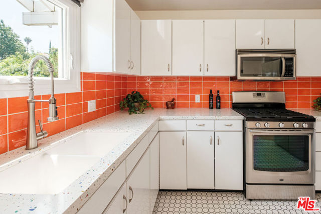 980 Oneonta Drive, Los Angeles CA: https://media.crmls.org/mediaz/4f8924d2-603c-4766-b4a2-772ce8d9e570.jpg