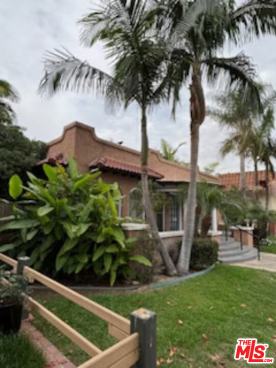 1605 E 1st Street, Long Beach CA: https://media.crmls.org/mediaz/4f89aa0e-c472-48ea-87d9-6f707974eb2a.jpg