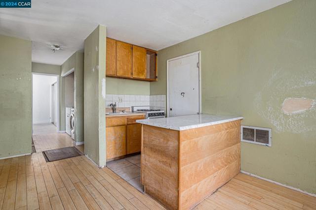 Image 16 of 30 For 5860 Leona St