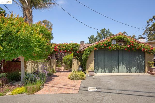 6257 Girvin Dr, Oakland CA: https://media.crmls.org/mediaz/4f8a5bf1-49ef-412f-b84a-80512daffd24.jpg