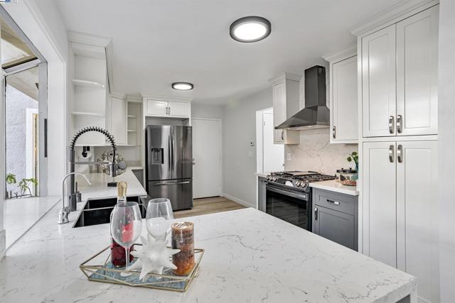 427 Summerwood Dr, Fremont CA: https://media.crmls.org/mediaz/4f8a7661-c5fd-44ff-96da-6a2eb455dafc.jpg