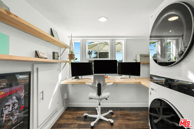 2321 Lake View Avenue, Los Angeles CA: https://media.crmls.org/mediaz/4f8b7fe4-3e91-4b8e-9ede-44f6c3158648.jpg
