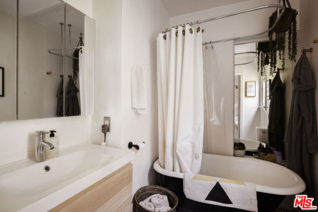 1012 Superba Avenue, Venice CA: https://media.crmls.org/mediaz/4f8c49b5-e0a7-4383-a9ca-ebfdc761a79d.jpg