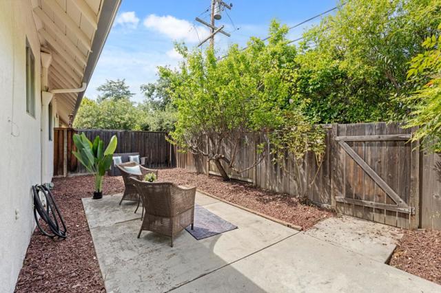 21 Willow Road, Menlo Park CA: https://media.crmls.org/mediaz/4f8c4c24-1d8b-41fb-94f3-919fc7980465.jpg