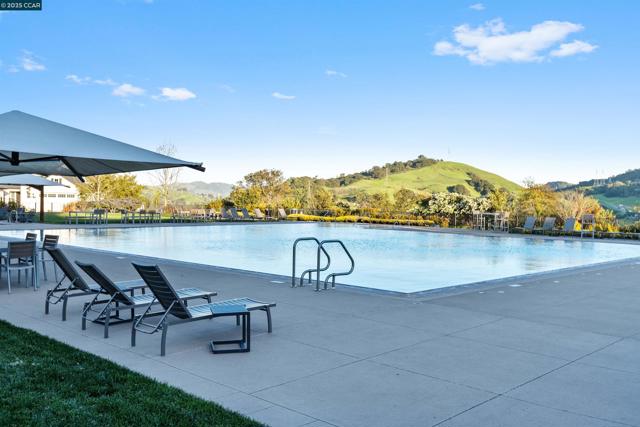 22 W Hill Way, Orinda CA: https://media.crmls.org/mediaz/4f8c6c89-f85f-4e9c-8cc2-c64bdc4b7c02.jpg