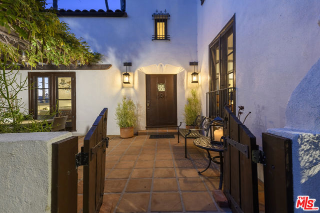 5181 Franklin Avenue, Los Angeles CA: https://media.crmls.org/mediaz/4f8cde88-d68e-4656-89b7-782e3345f30d.jpg