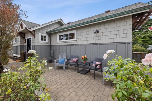 484 Poplar Street, Half Moon Bay CA: https://media.crmls.org/mediaz/4f8d18af-a5d1-4e8d-8ee7-cbd770ab0985.jpg