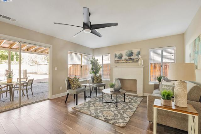 25 Phillips Ct, Tracy CA: https://media.crmls.org/mediaz/4f8d60f0-d0d8-4702-a778-6dd7834c89d6.jpg