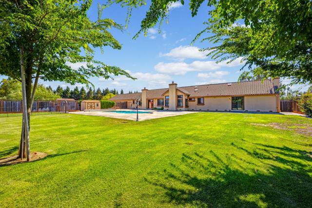 12320 Highland Estates Lane, San Martin CA: https://media.crmls.org/mediaz/4f8d6175-07aa-493d-82a5-3307e79911d7.jpg