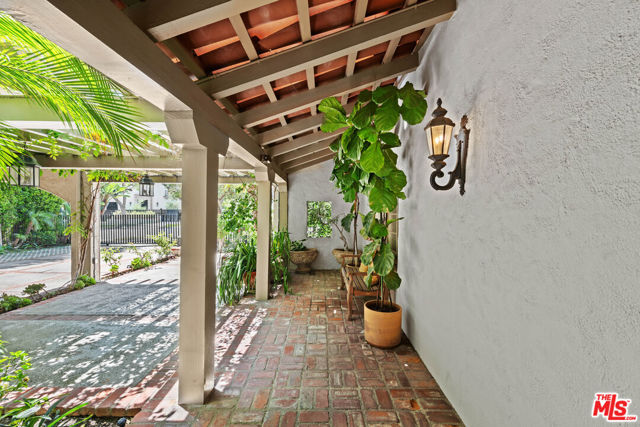 512 N Palm Drive, Beverly Hills CA: https://media.crmls.org/mediaz/4f8df139-4b55-484a-a39a-959f4cbc475e.jpg